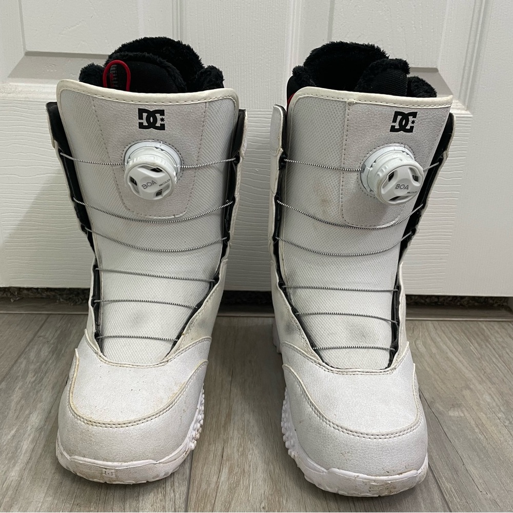 DC White Snowboard Boots with BOA Dial and Black Lining